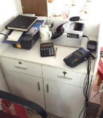 閑置辦公設備轉(zhuǎn)讓 品質(zhì)展示柜與全套辦公用品，助力創(chuàng)業(yè)商機